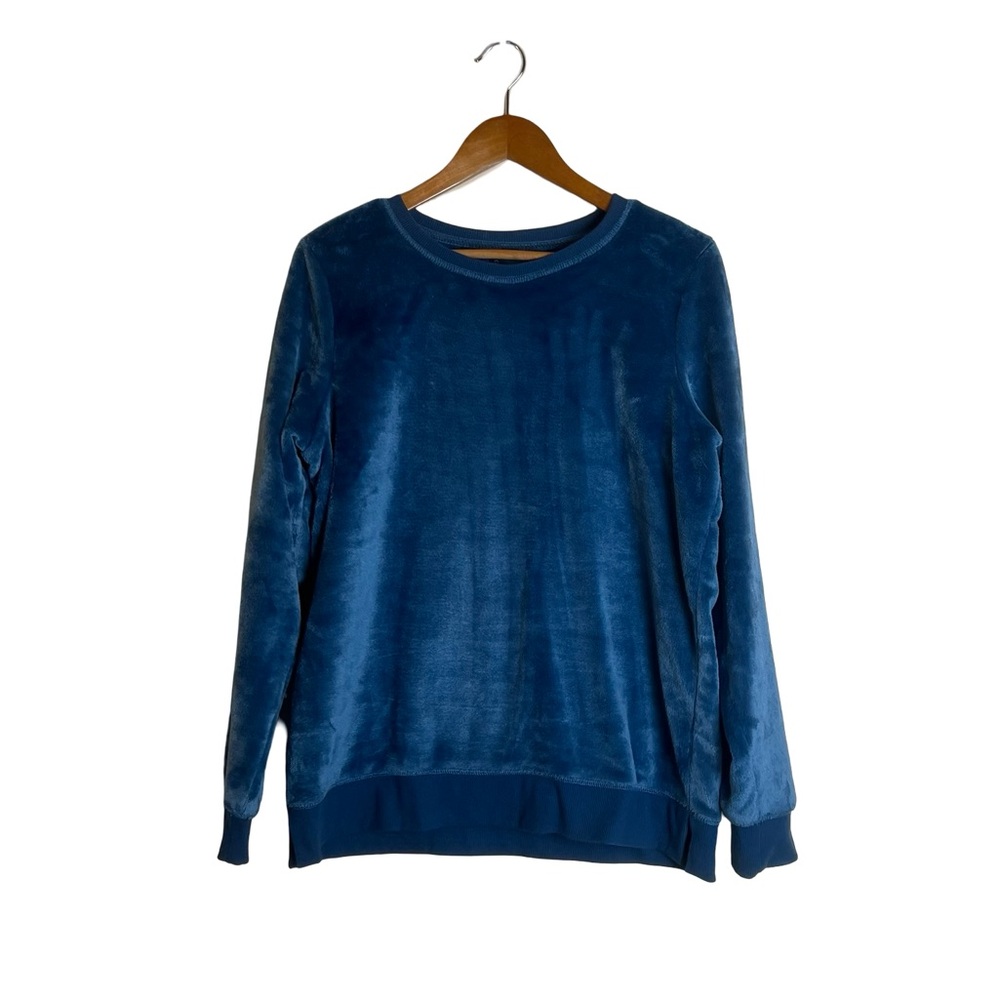 Gaiam blue fuzzy crew neck sweater.‎ Size large